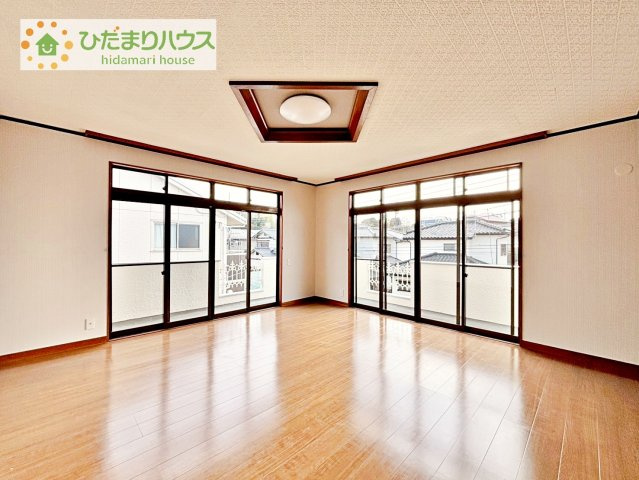 バルコニーに面していて、たっぷり光りの入る明るい主寝室です！