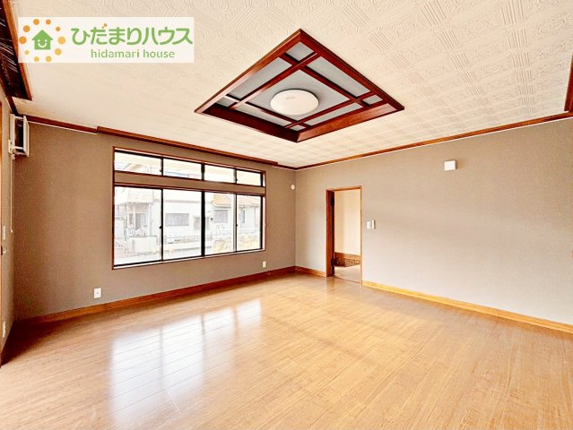 洋室は高い天井のゆったりとした空間を演出(^^)/