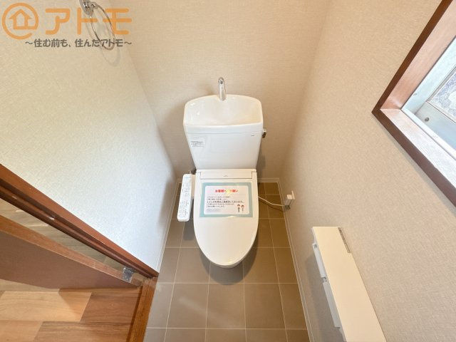 窓もあって換気もしっかりできる清潔感のあるトイレです♪