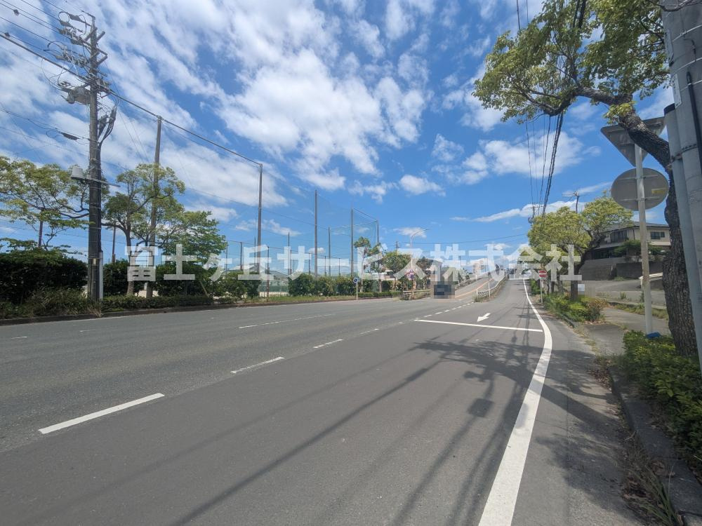 前面道路です