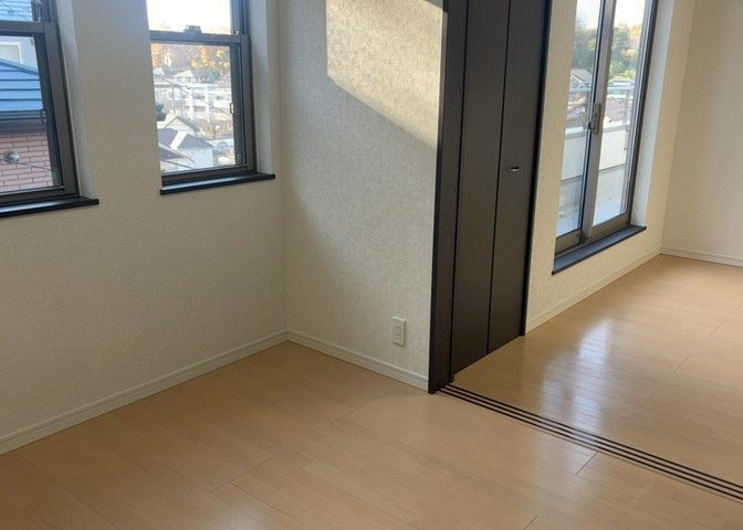 洋室のメリットは重い家具が置きやすく、身の回りが整理しやすいことです。　床がフローリングのため畳とは異なり凹みにくいです。　クローゼットなど収納が豊富で、普段使わない旅行カバンや服の整頓も簡単にです。