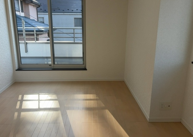 寝室でゆっくりと過ごすためにはベッド周りの適度な空間を担保することや窓の位置、照明の明るさ、寝室の広さなどを考える必要があります。自身や家族の構成とライフスタイルに併せて寝室にする部屋を選びましょう！