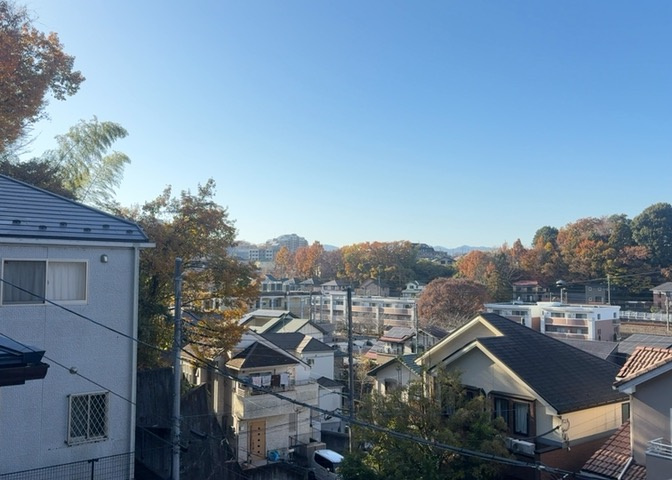 眺望を気にして物件を探す場合、前面に建物が建っていないか現地で確認しましょう！前面に建物があると景色はもちろん、日当たりや風通しにも影響が出てきます。住んだ時のことを想像しながら現地見学をしましょう。