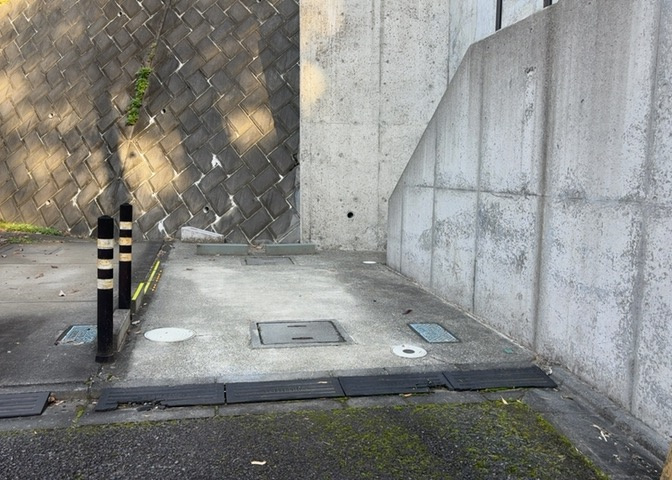 駐車場と明記されていても、最小スペースでつくられた駐車場だと大型車は駐車できなかったり、出入りしにくくなったりする可能性があります。お車のサイズと購入したい物件の駐車場のサイズを現地で確認しましょう。