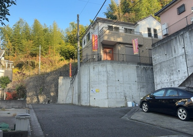 住宅用の土地では前面道路に2m以上接していなければならないと法律で定められています。しかし、お持ちの車のサイズやライフスタイルなどにより、2mでは利便が悪い場合もございますので、事前に確認しましょう。
