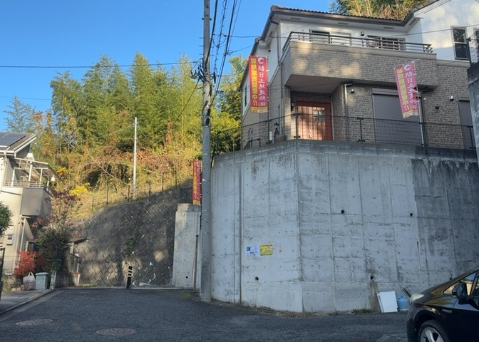 お持ちの車種によっては前面道路が広い方が便利でしょう。しかし、前面道路が広ければその分交通量が多くなるため、騒音などが気になる場合があります。実際に現地を見学し、周辺交通量や騒音などを確認しましょう！