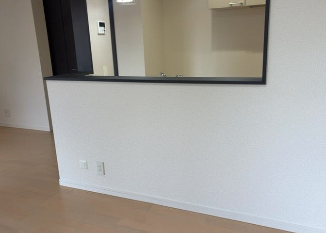 ダイニングとキッチンの間を扉や壁などで仕切らず、一体化させた間取りです。キッチンカウンターがついている物件ならば、食事をキッチンカウンターで取ることで、ダイニングスペースをリビングとして使用できます。