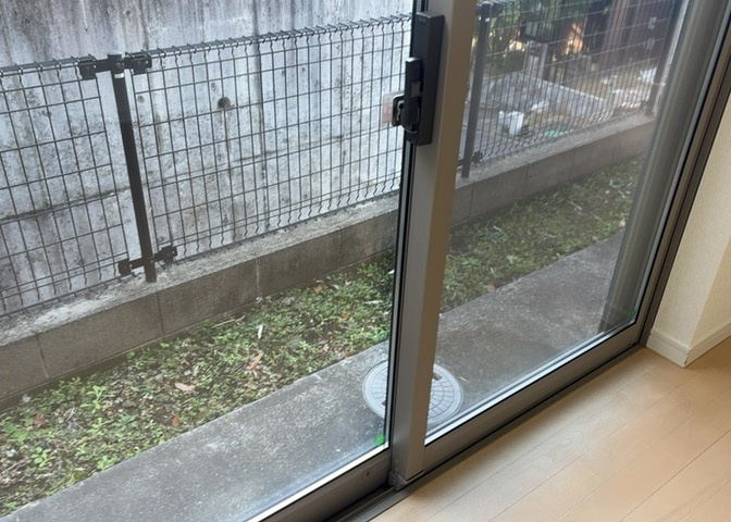 サッシは、ガラス窓に使用される金属製の窓枠です。一般的に住宅建築では、金属製建具工事の段階でガラス類・玄関などと同時に設置されます。種類や構造により断熱性能や遮音性能が異なるので現地でご確認ください。