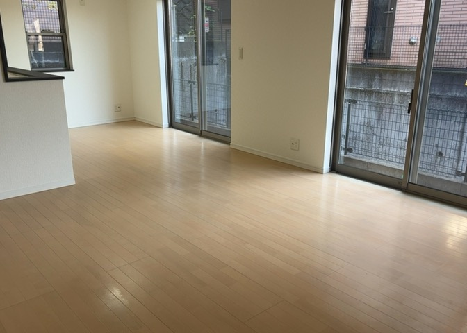 直線タイプはLとDKを一直線に並べた形で対面キッチンのタイプです。一般的なのでよく見かけるかもしれません。直線タイプに似た直接アイランドタイプは、キッチンとダイニングの間に壁がない分広く感じられます。