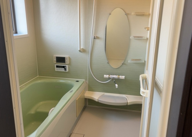 入浴時の快適さも大事なことですが、綺麗な状態を維持できなければ気持ちよく入浴できません。毎日の掃除が楽という点は大事なポイントになります！カビが生えにくく掃除がしやすい、壁や浴槽を選ぶといいでしょう。