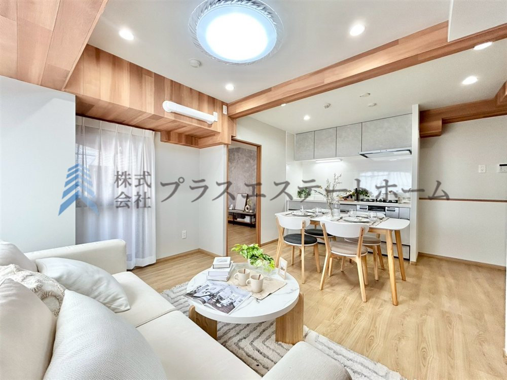 木目調の梁でアクセント天井で空間に広がりを感じさせ、視覚的に天井を高く見せる効果があります♪