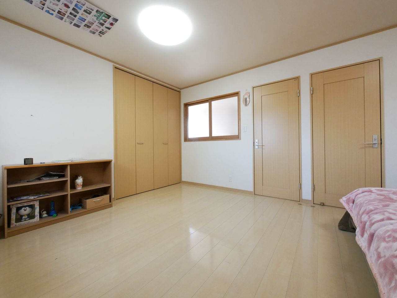 2階　洋室12帖　ツードアワンルームで分割も容易　それぞれのお部屋に出入口・収納確保