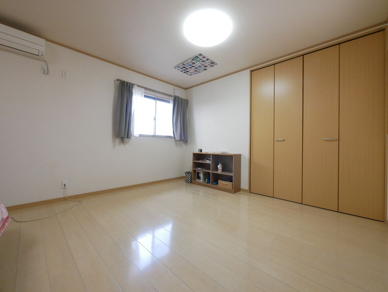 2階　洋室12帖　エアコンは全部で3台付き