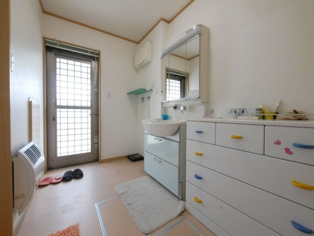 電動間仕切り付きの洗面室　洗面室暖房機付き