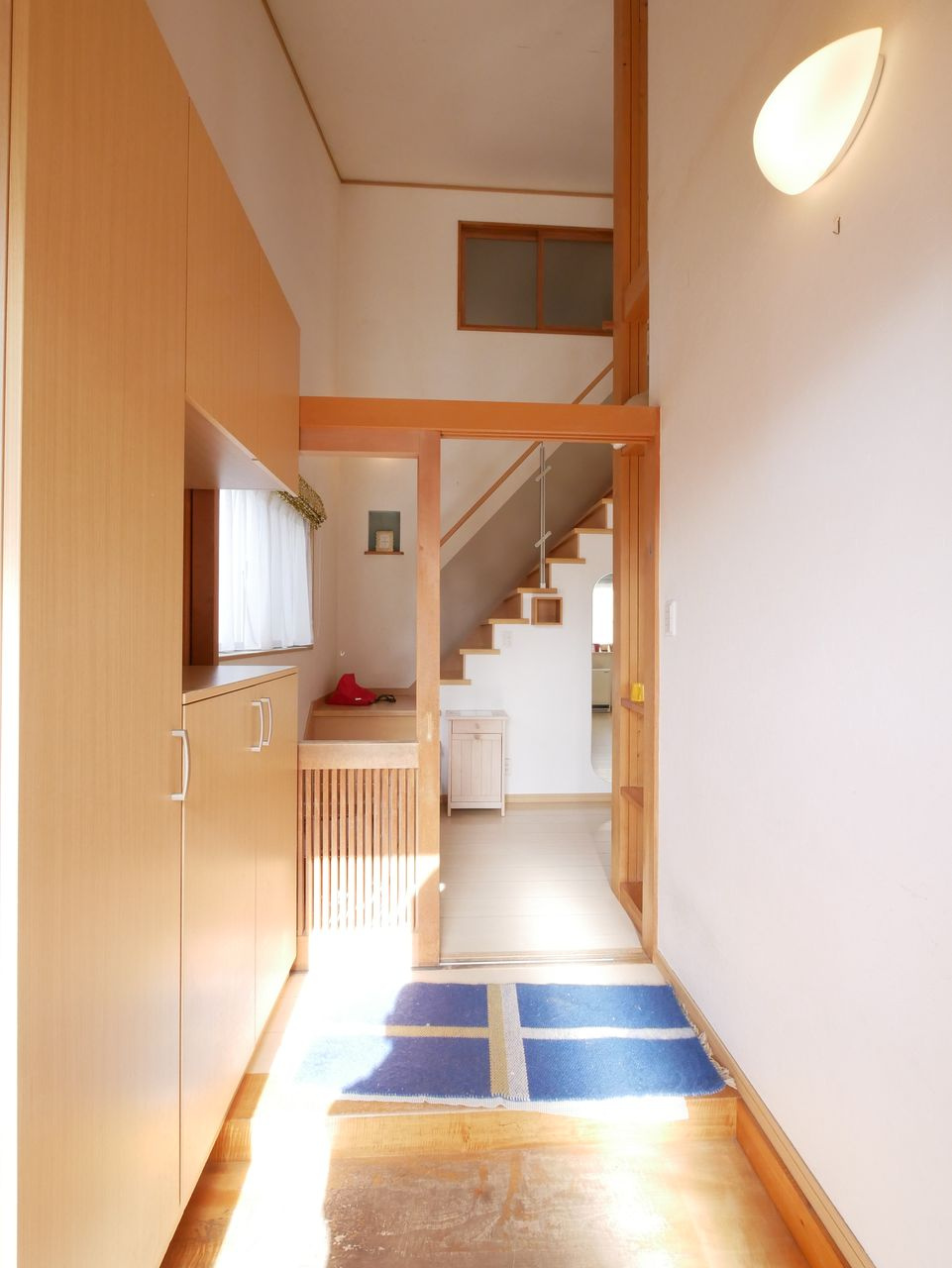 玄関上部も吹き抜けです。