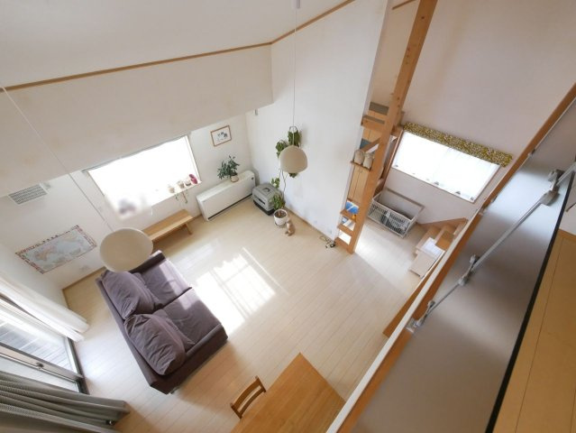 廊下からリビングを望む