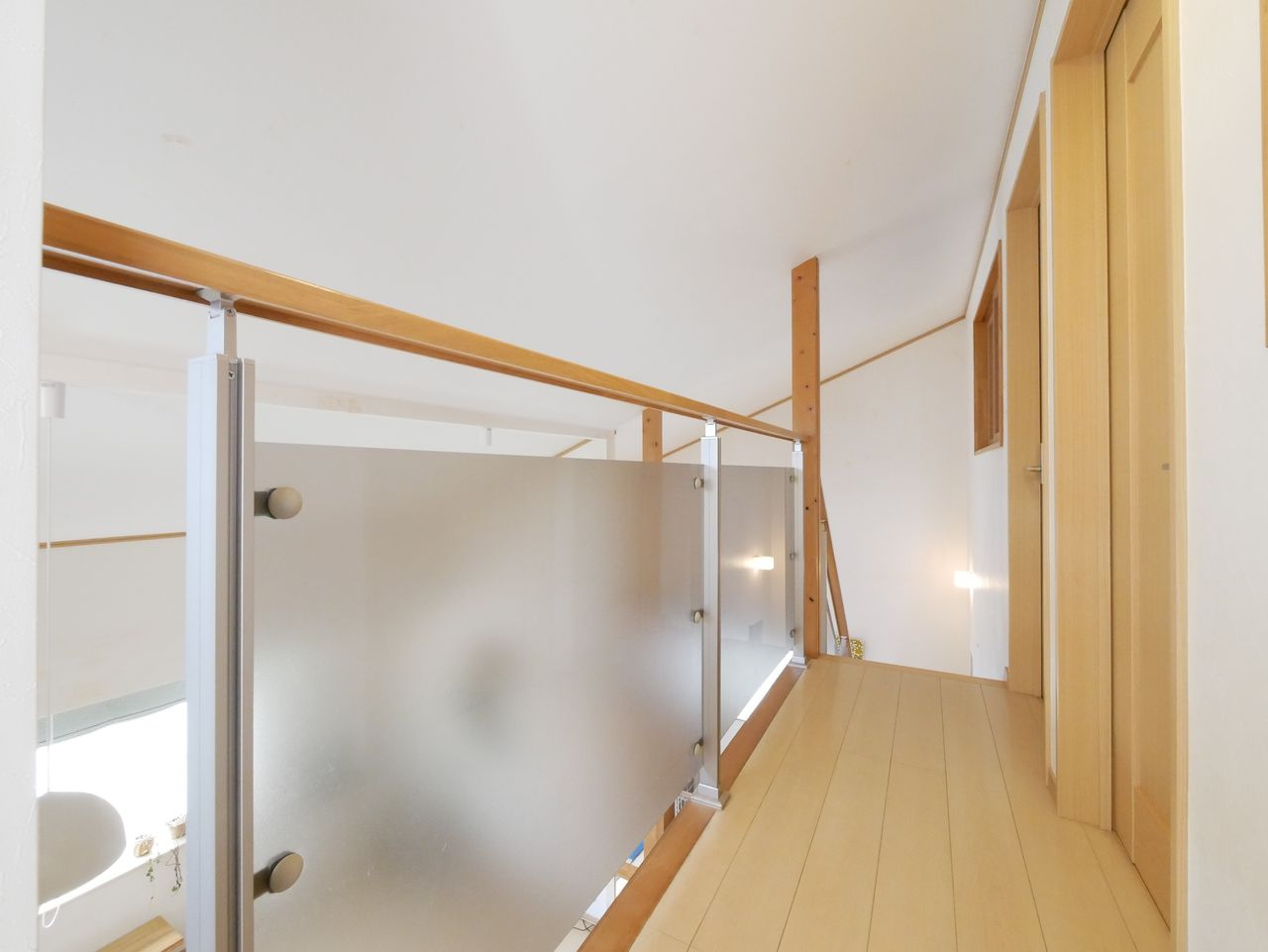 2階廊下　お洒落な半透明手摺