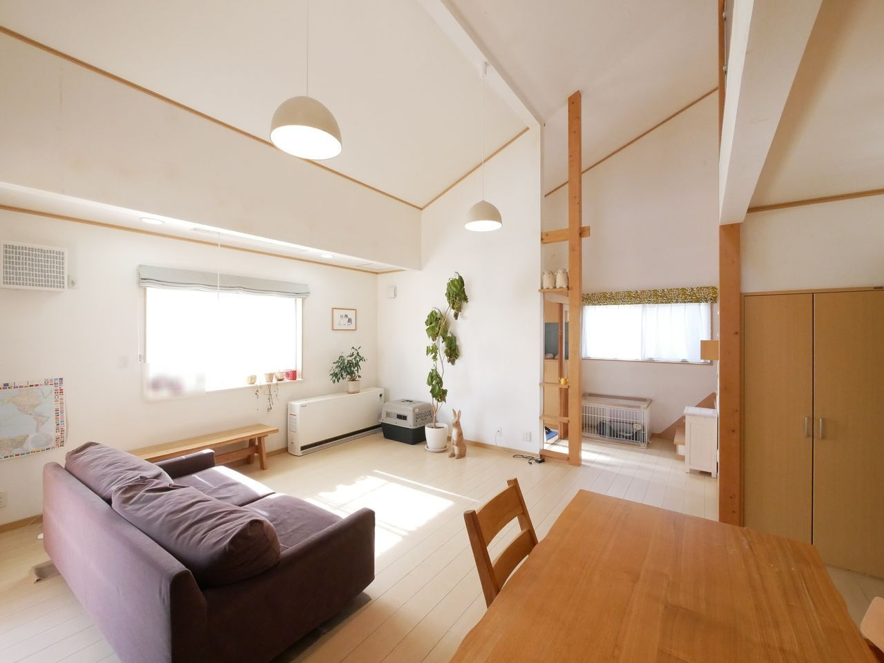 リビングには階段下収納もあり