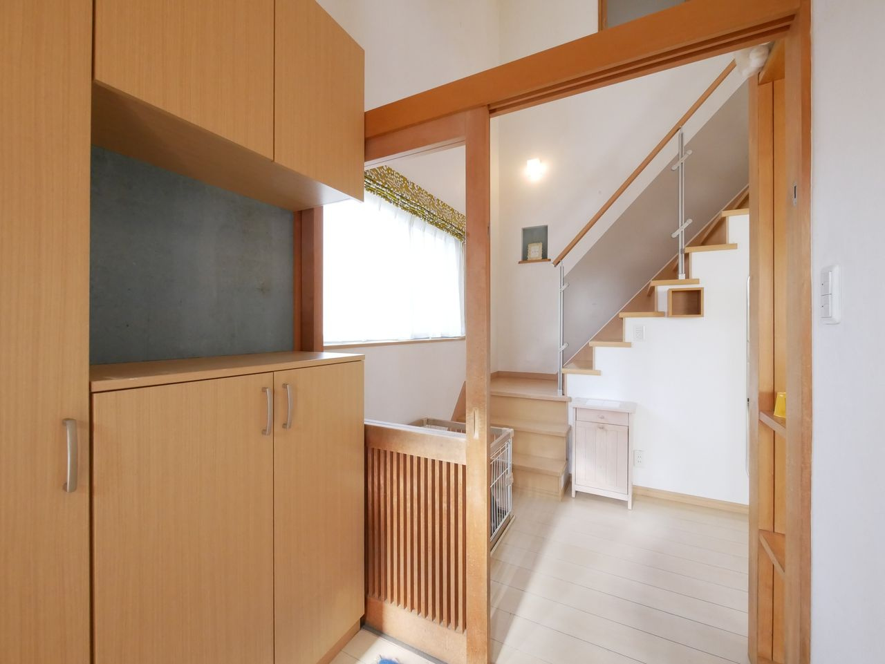 大型シューズボックス付きの玄関