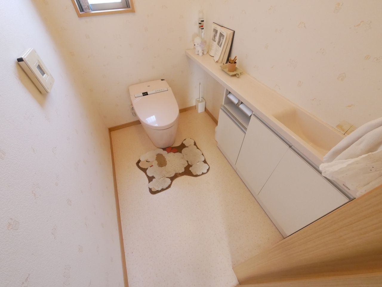 1階トイレ　幅広でゆとりのあるトイレです。手洗いあり