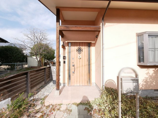 天然木でデザインされた玄関