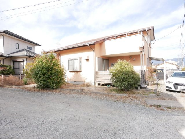 平成20年築　まだまだ綺麗な外観です。勾配屋根がとてもお洒落　屋根材はガルバリウム鋼板