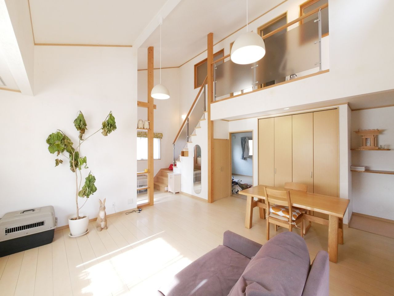 吹き抜け+デザイン階段のお洒落な24.5帖のリビングです。蓄熱暖房機あり