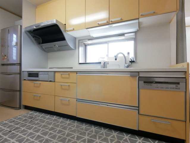 食器洗い乾燥機付きのキッチン　キッチン背面大型キャビネット付き