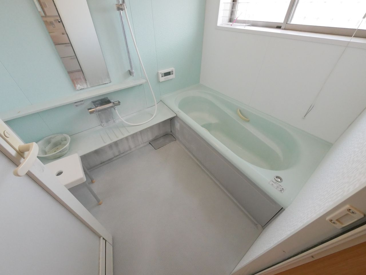 1.25坪の広々バスルーム　大型窓付きで明るい浴室