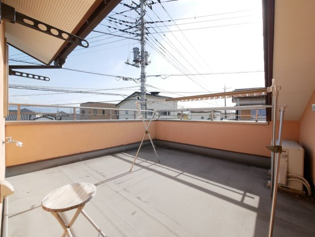 広々バルコニーは日当たりも良好です。