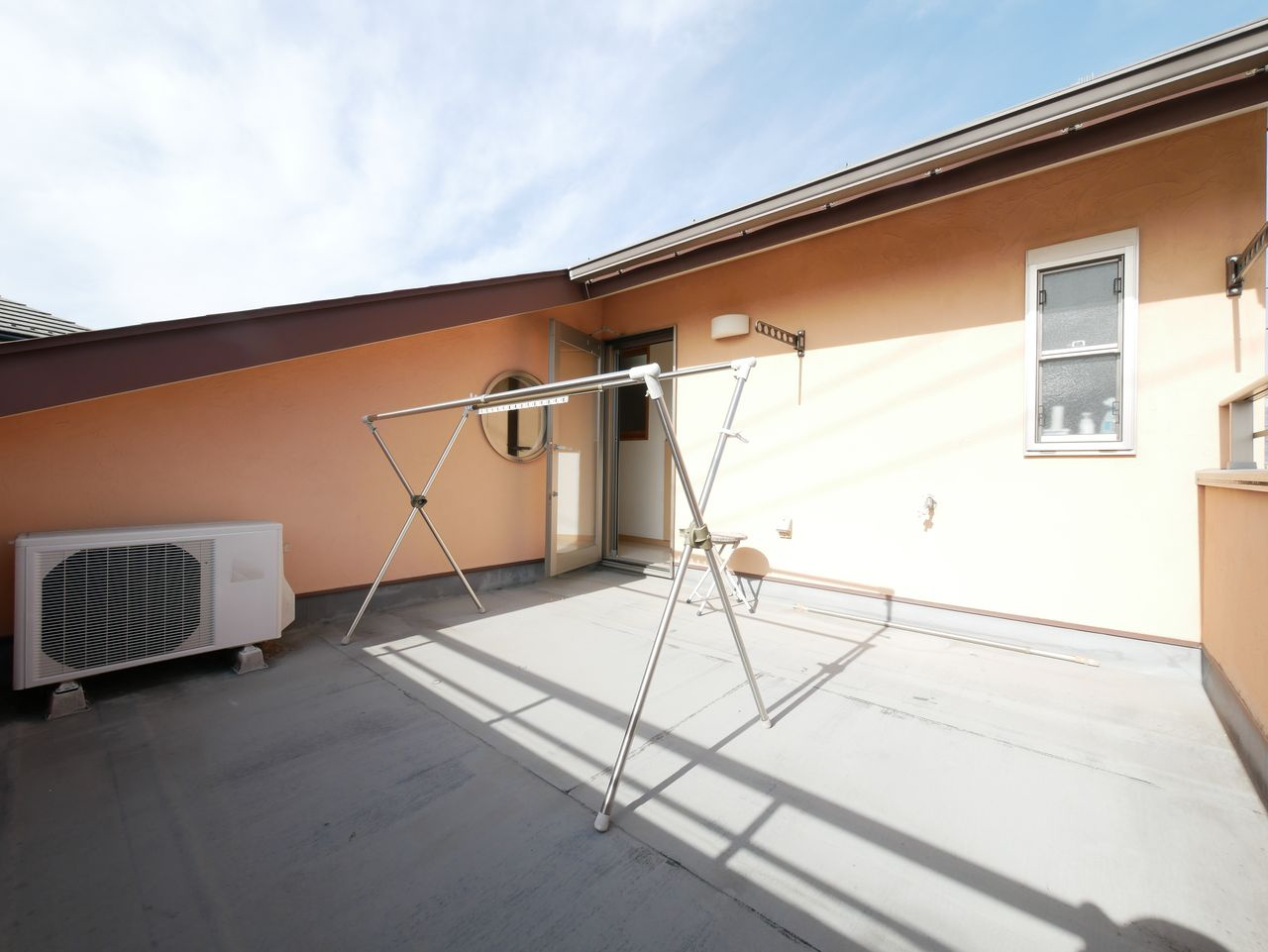 広い空を感じられる開放感のあるバルコニー