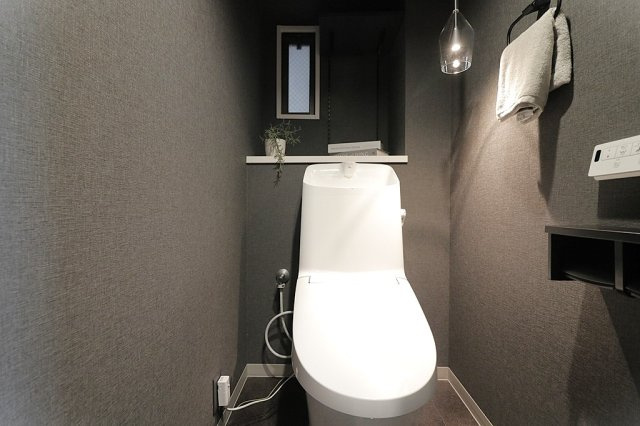 温水洗浄便座付トイレは温水洗浄機能により、暖かい水でおしりを洗浄することができ、冷たい水を使う従来の便座に比べ、温水洗浄機能で暖かいトイレを提供し、快適な使用を可能にします。
