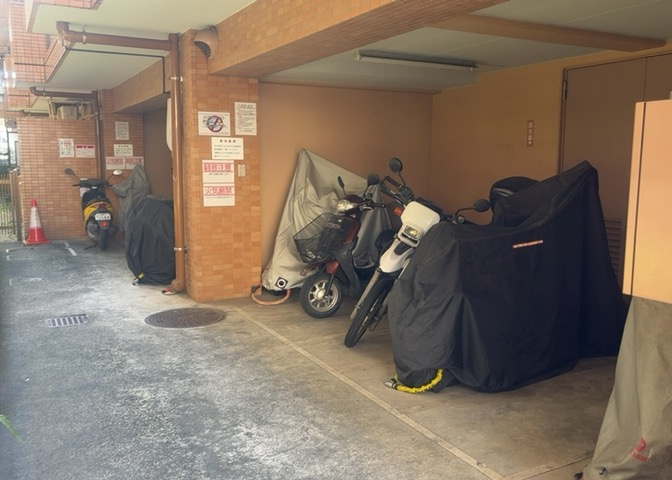 車一台あたりに必要なスペースは、標準サイズの普通自動車で横幅2m50cm、長さ5mは必要になります。ただし、乗降のことも考慮して横幅3m30cm、長さ5m50cmほどは確保できるところを選びましょう。