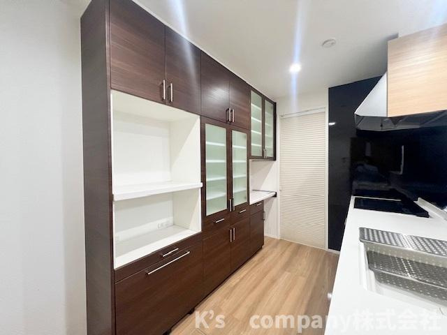 普段使いの少ない調理家電や調理道具の保管にも便利な収納棚付き♪