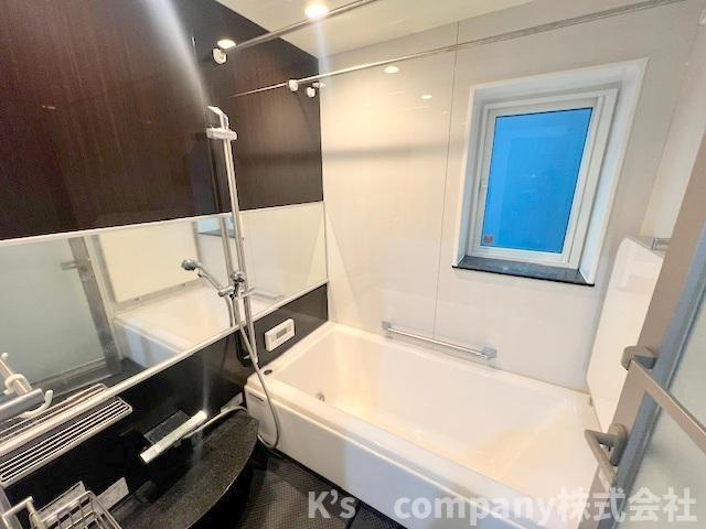 濃い色調のアクセントクロスで落ち着いた印象の浴室スペース◇一日の疲れを癒す心地の良い空間☆