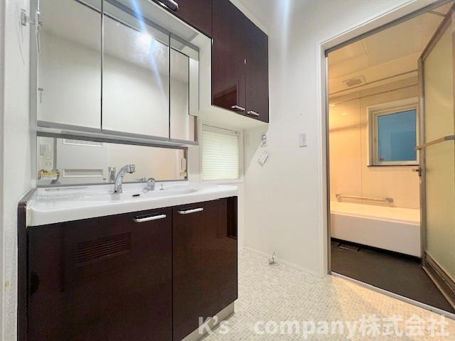 上下に豊富な収納付きの独立洗面台☆