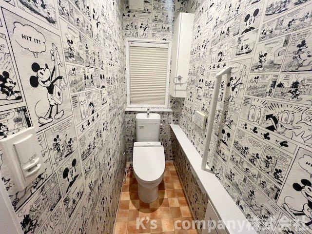 2階のトイレ◇デザイン性のあるクロスのかわいい印象のトイレ◇