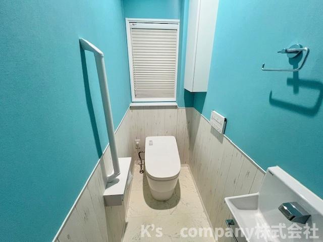 ビビッドカラーが空間に鮮やかな彩りを与え遊び心を感じるトイレ♪