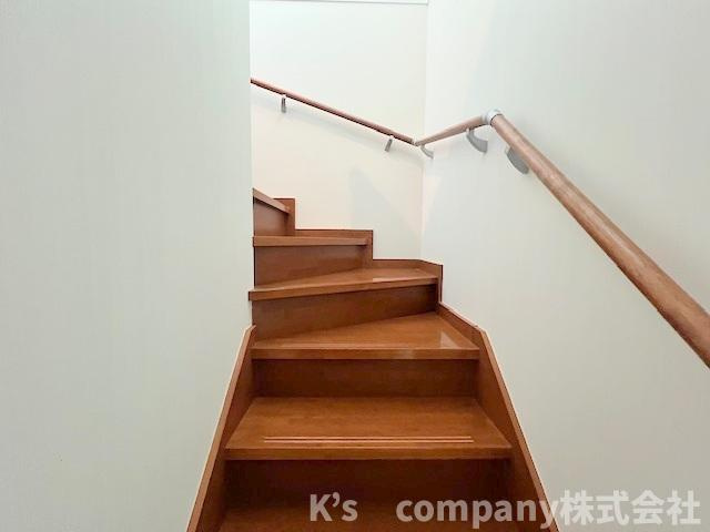 手すり付きの階段☆小さいお子様やご年配にも優しい仕様◇