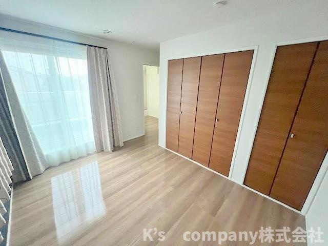 主寝室からバルコニーに出入りができます♪