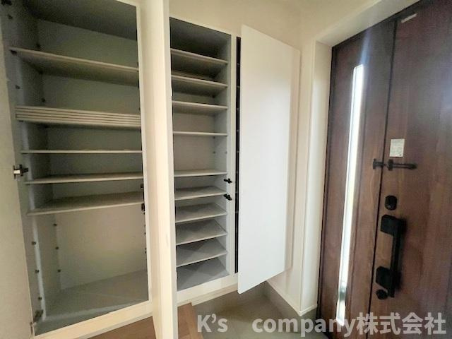 玄関横にある収納力のあるシューズインクローゼット◇