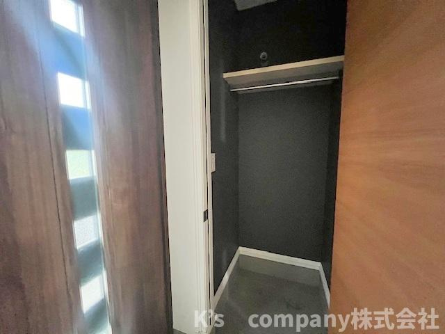 玄関横には土間収納があり、アウトドア用品やベビーカー、ゴルフバッグなどの保管にいかがでしょうか♪