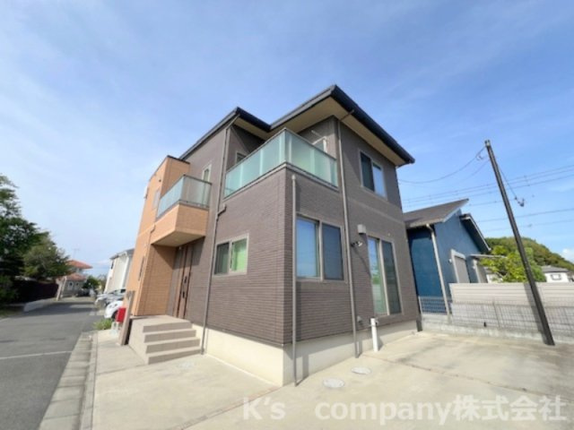 寒い時期に足元から空気を汚さずに部屋全体を暖めてくれるあると嬉しい床暖房付き☆