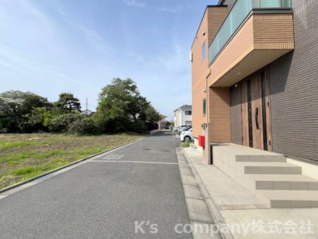 前面道路は交通量が少なく静かです◇