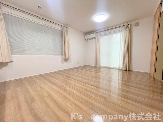 広い窓から明るい日差しが差し込むやわらかな心地の良い空間☆