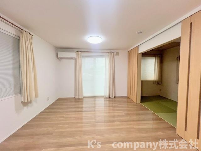 リビングに隣接して和室4帖があり、裸足でくつろぐことができ小さなお子様のいるご家庭はお昼寝や遊び場としてもご利用もできます☆