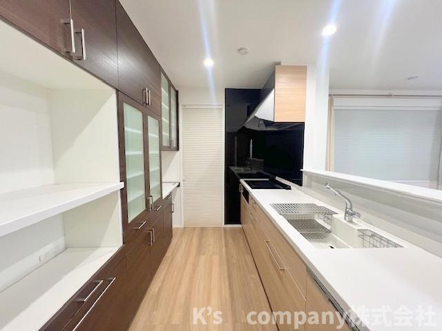 キッチンの後方には収納豊富なカップボード付き♪