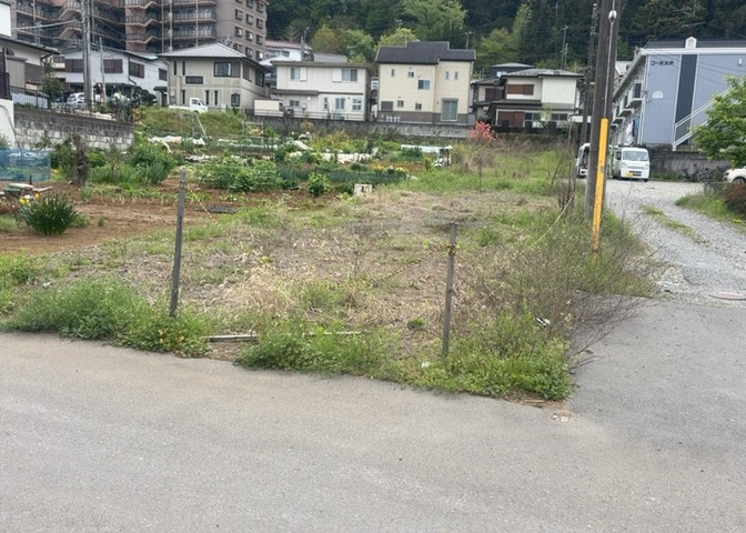 土地の形が極端に長細かったり、狭小地、あるいは道路との高低差がある傾斜地だった場合、後々売ろうとしても買い手がつかない場合もあります。後々、売却することになった時に価値の下がらない土地を選びましょう。