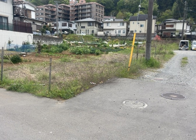 土地の面積＝住宅面積ではありません。建ぺい率の問題などで、土地のある場所によって住宅を建てられる面積は限られています。高さもしかり、「土地」という言葉の中には、建築条件も含まれると考えておきましょう。