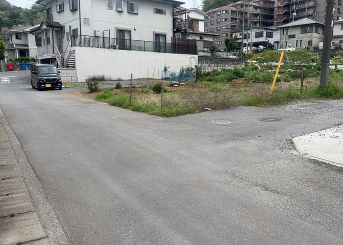 家を建てる場合、方位は要チェックです。現実的に日当たりのよい家ならばリビングは南側、建築基準法でも北側に当たる家への配慮は求められています。土地を見学に行く際は、方位磁針を持って行くようにしましょう。